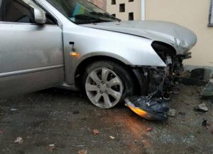 В центре Николаева автомобиль из-за пешехода снес дерево и врезался в дом (фото)