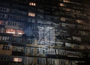 У Києві дрон пошкодив 17-поверхівку, квартири на середніх поверхах згоріли вщент (відео)