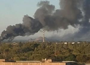 В Донецке горит склад с боеприпасами, слышны взрывы (видео)