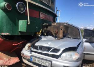 Поїзд розчавив авто у Вінницькій області (фото)