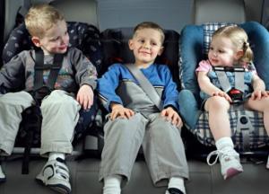 Зеленский разрешил штрафовать за перевозку детей без автокресла