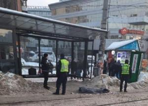 В Киеве на остановке умер мужчина
