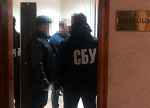На Полтавщине на взятке 85 тыс. долларов разоблачили чиновника фискальной службы (фото)