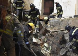 Под Киевом рухнул жилой дом, из-под завалов достали двух человек