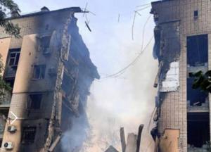 У Херсоні склався під'їзд будинку внаслідок удару КАБ (фото)