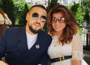 Жена MONATIK’а показала соблазнительные формы в купальнике (фото)