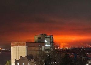 Добивають: дрони вкотре атакували НПЗ у Саратові, небо горить (відео)