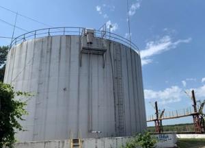 Рабочие в Рени закрылись в нефтяном резервуаре, требуя выплаты зарплаты (видео)