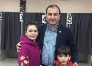 Чиновник, которого выгнал Зеленский, голосовал за "преЗЕдента" (фото)