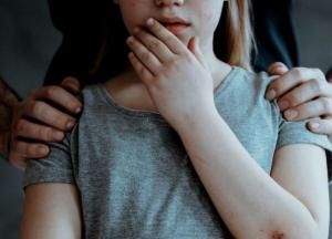 На Днепропетровщине мужчина развращал 9-летнюю девочку