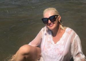 Катя Бужинская показала симки в блузке на обнаженное тело (фото)