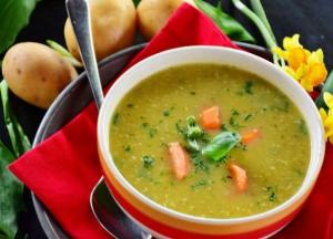 Диетологи объяснили, нужно ли есть суп каждый день