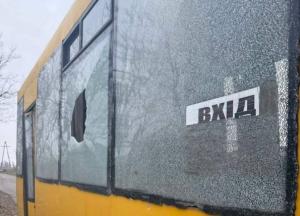 Росіяни вже дістають в Краматорську мирних FPV-дронами: прилетіло по автобусу, є поранені (фото)