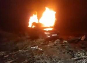 Женщина обратилась к Зеленскому и сожгла свой автомобиль (видео)