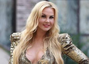 Камалия блеснула стройными ножками в коротких шортах (фото)