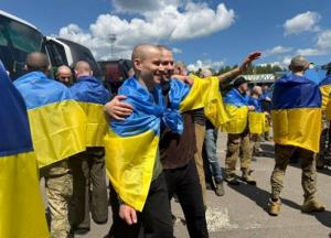 У полоні з 2022 року, є оборонці Маріуполя: звільнені захисники заспівали Гімн України на рідній землі (відео)