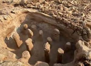 Археологи раскопали древнее здание с загадочными каменными фаллосами