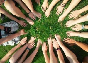 Медики рассказали, как снять отек с ног