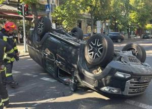 Охорона Порошенка влаштувала серйозне ДТП з перекиданням в Одесі (фото)