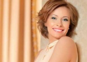 Елена Кравец похвасталась женственными формами в нюдовом платье (фото)