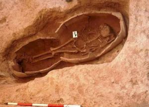 Археологи нашли в гигантском сосуде останки воина, убитого тысячи лет назад 
