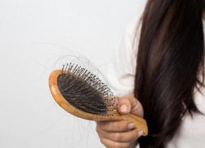 Врач рассказала, почему после коронавируса выпадают волосы