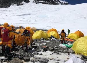 Эверест превратился в помойку из-за тонн мусора и фекалий (фото)