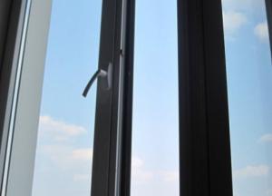 Из окна многоэтажки в Львове выпал мужчина