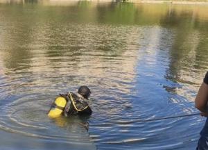 В Киеве спасатели из озера достали тело мужчины