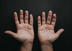 Онкологи объяснили, как изменяются пальцы рук при раке легких 