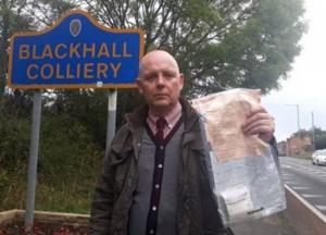 Свертки денег регулярно находят в английском поселке