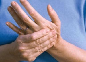 Названы главные причины тремора рук