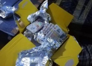 Украинец хотел провезти через границу заполненные валютой коробки (фото)