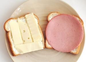 Врач объяснил, почему опасно завтракать бутербродами с колбасой