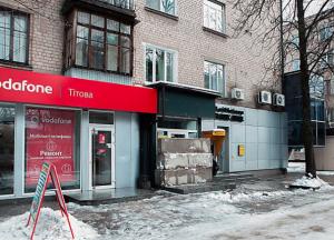 «Я вас за*бу»: в Днепре по приказу Филатова бетонными блоками перекрыли вход в магазин