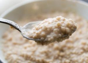Медики назвали кашу, которая разрушает кости и сосуды