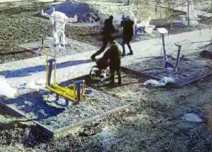 В Житомире неадекват напал на женщину с ребенком (видео)