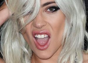 Леди Гага при исполнении откровенного танца свалилась в толпу зрителей (видео)