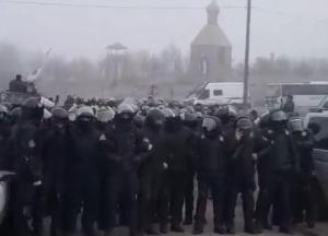 В Новых Санжарах, куда должны перевезти эвакуированных из Китая украинцев, произошли столкновения (видео)
