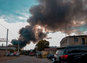 Російська ракета спопелила в Одесі склад площею в 1 тисячу кв.м., горіло цілих 6 годин: з’явилось відео з дрону