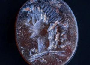 Археологи обнаружили древнюю печать с изображением греческого бога Аполлона 