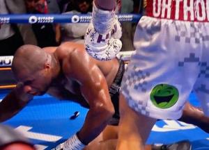 Олександр Усик нокаутував Дюбуа та знову став абсолютним чемпіоном світу у надважкій вазі