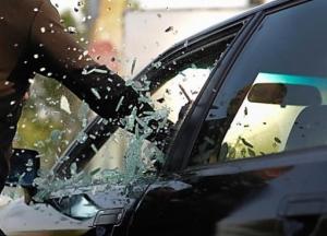 В Киеве у мужчины из машины украли полмиллиона гривен