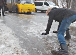 Непогода в Украине: без света сотни домов, на дорогах гололедица