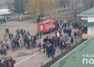 На Киевщине из школы эвакуировали почти две тысячи человек