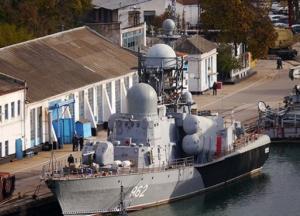 В Крыму на заводе загорелся ракетный катер (фото)