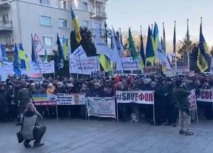 В Киеве под офисом Зеленского протестуют журналисты и предприниматели (видео)