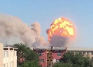 ЧС в Казахстане: из-за взрывов боеприпасов пожарные не могут подобраться к воинской части