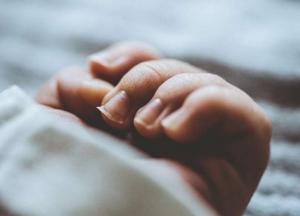 Медики объяснили, почему детям полезно грызть ногти