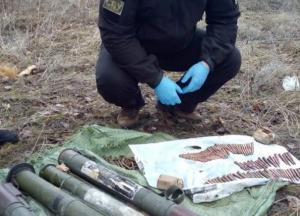 Возле линии разграничения обнаружили тайник оружия (фото)